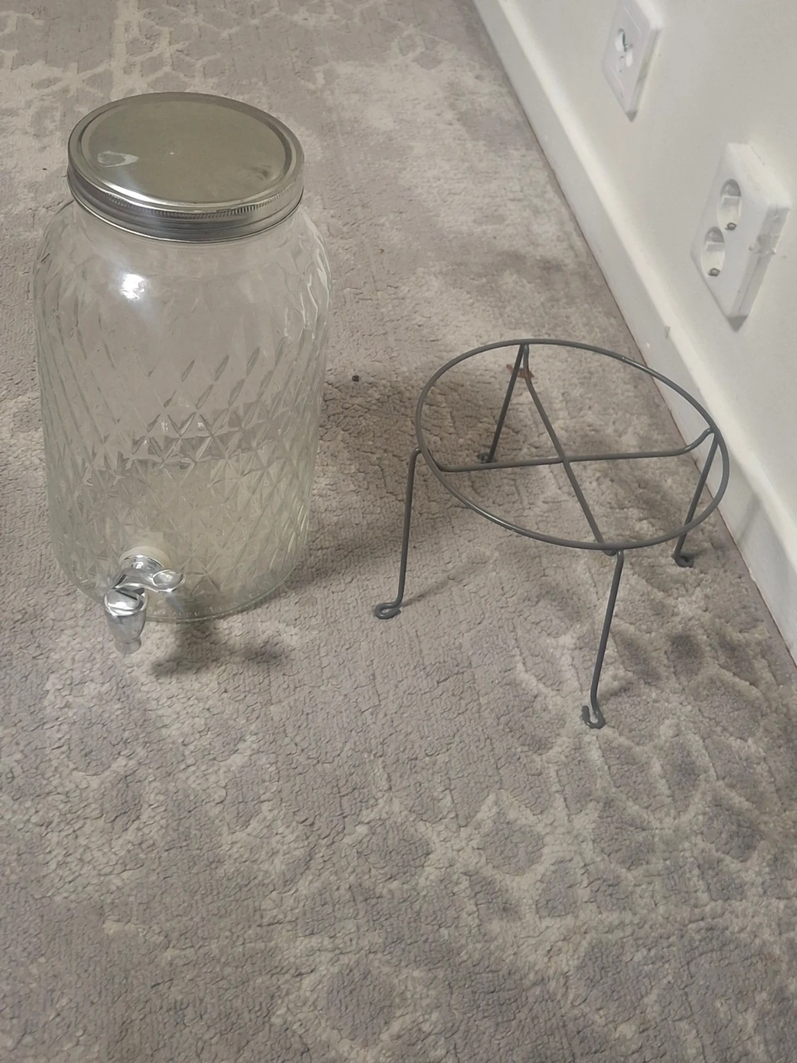Glasbehållare med tappkran och ställning