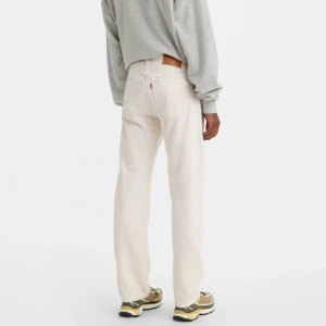 Vita Levis 501 jeans - Säljer ett par klassiska vita Levis 501 jeans i storlek 30x30. De är tillverkade i 100% bomull och har en straight fit. Perfekta för en stilren och tidlös look. 