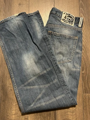 Vintage jeans från Cheap Monday - Säljer mina jeans som har en väldigt unik och speciell vintage tvätt. Jeansen har väldigt unik färg och textur, de är knappt använda då de är för stora för mig. Perfekta jeans för sommaren och folk som gillar ”archive” stilen. Dessa jeans är princip slutsålda överallt försökt få tag på ett mindre par men hittar ingenstans tyvärr.