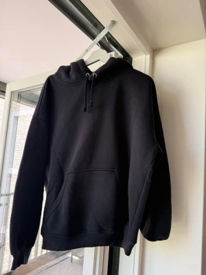 Bik Bok Oversized Hoodie – svart – strl M - Svart hoodie från Bik Bok – storlek M  Säljer en superfin oversized hoodie från Bik Bok i storlek M. Väldigt bekväm och perfekt till vardag, skola eller mysiga outfits ✨