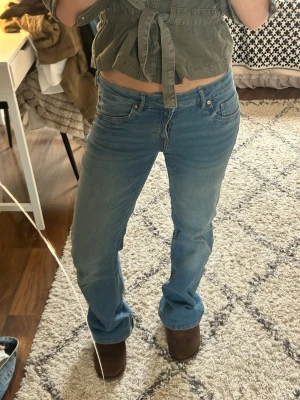 Blå flared jeans  - Säljer ett par klassiska blå jeans med flare passning och normal midja. Jeansen ser stora ut på mig eftersom de är inte min storlek. Perfekta för en avslappnad och tidlös stil.