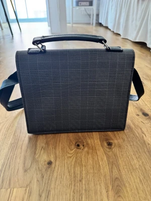 Rutigt grå handväska  - Stylish grå väska, hårt material nästan som en portfölj🥰