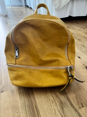 Liten gul ryggsäck  - Ryggsäck i sneapsfärg och skinn material! 