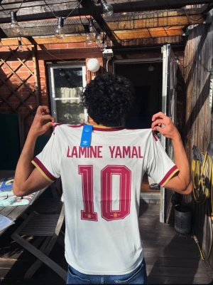 Spanien bortatröja VM 2026 - Lamine Yamal 10 - Spaniens sköna bortatröja för VM 2026 med Lamine Yamal 10 på ryggen🇪🇸🤍❤️Helt nyskick✅