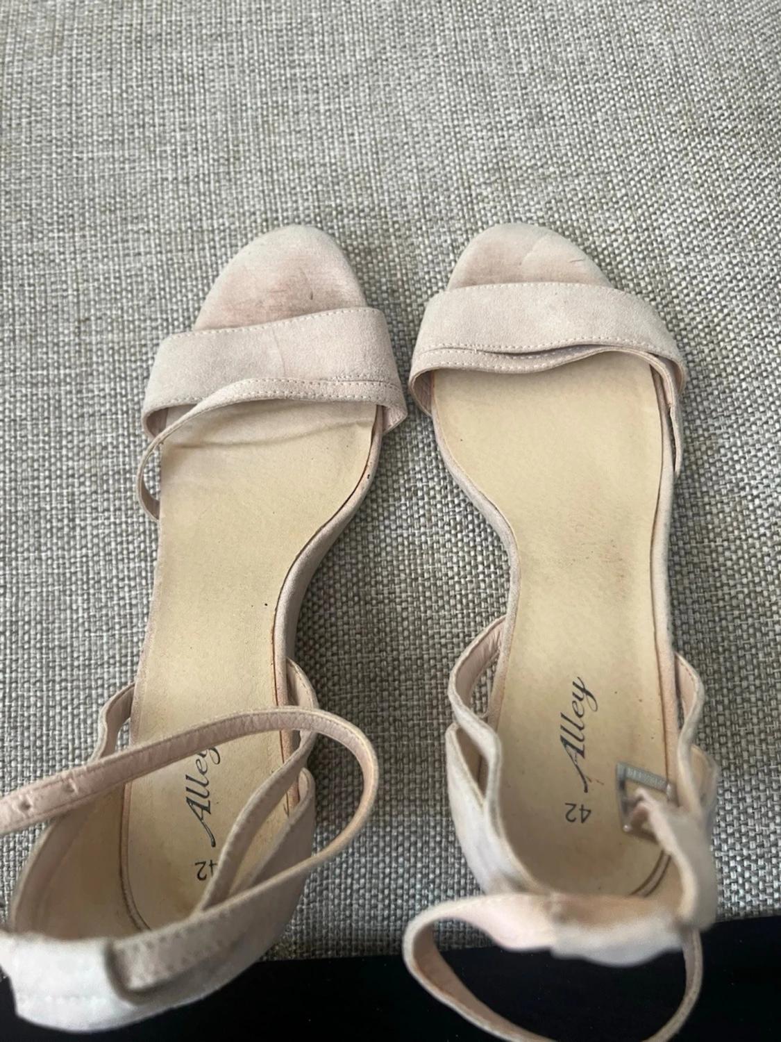 Beige pumps med ankelrem från Alley - 1