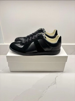 Maison Margiela Gats med kvitto  - Säljer mina Mason margiela skor som är i storlek 43. Skorna är aldrig använda och allt og ingår. Givetvis är dem äkta och orderbekräftelse på skorna finns. 