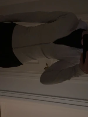 Ljusgrå zip-hoodie - Säljer en ljusgrå hoodie med dragkedja. Modellen är figurnära och har långa ärmar. Perfekt för en chill och avslappnad stil. Passar till det mesta och är superenkel att matcha med andra plagg.