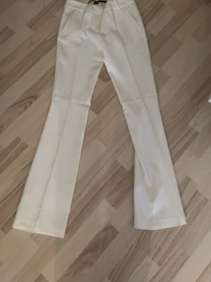 Kostymbyxor  - Säljer vita kostymbyxor från Bikbok i VERA TALL. Är ca 170 lång, dom passa inte mig därav säljer jag dom. Helt oanvända, bara provade. Därav priset men pris går att diskutera.💕