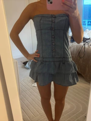 Jeans klänning - Säljer min jeans klänning som e så snygg o perfekt nu till sommaren. Älskar verkligen denna!! Är i storlek L men passar även mindre storlekar!!