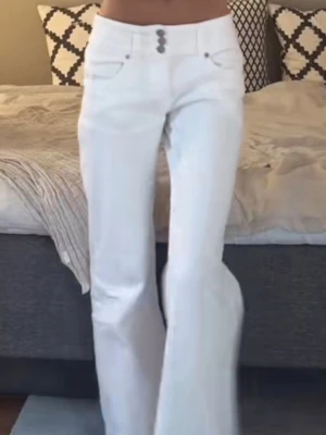 Vita jeans i s/m från meet me there! - Helt nya med prislappen på! Storleken är S/M! Dom är lågmidjade och lite baggy! 🤍 dom är slutsålda på hemsidan.  Säljs endast för att dom tyvärr är förstora för mig⭐️ modellen på jeansen heter: ”Hazel” vita jeans!