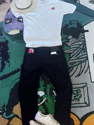 Nudie Jeans - Feta nudie jeans i organiskt material. W31 L32. Jeansen är nästan helt oanvända och är gjorde av ett bekvämt och stilrent corduroy material som är helt perfekta för sommaren. Lite dammiga men det är enkelt o ta bort. Priset är ej hugget i sten. Skriv vid minsta fundering!