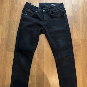 Dondup jeans - Snygga dondup jeans som säljs för billig peng. De är svarta och passar till varje outfit. Hör av er om minsta fråga eller fundering💫