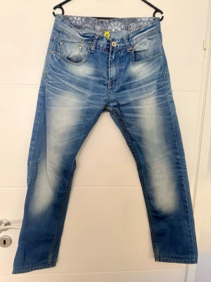 👖 Säljer herrjeans i blå färg 👖 - Jeansen är i mycket gott skick ✨ Lite använda och väl omhändertagna 👍  📏 Storlek: 32 📐 Mått: 👖 midja: 84 cm (sträcker sig till ca 88 cm) 📏 längd: 94 cm  🧵 Material: 100% bomull  Bekväma och snyggt sittande jeans 👍 Perfekta för vardagsbruk och många olika outfits 🔥  💙 Mycket gott skick 💙 Inga skador 💙 Redo att användas