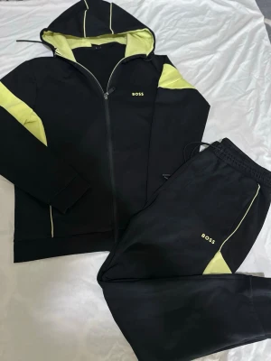 Hugo Boss - Hej säljer min Hugo Boss Tracksuit som är väldigt ny och skön. Den är i storlek L. Den är använd endast några gånger och är i jätte bra skick