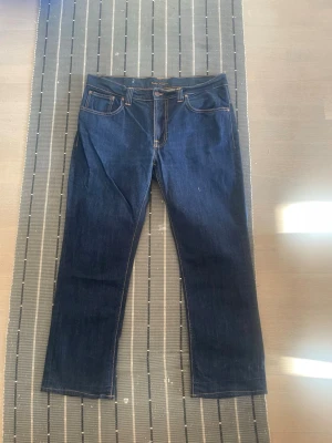 Nudie jeans  - Nudie jeans dry i modellen thin finn Storlek L 34 W 36.  Använda ett fåtal gånger, nypris runt 1600 kr Passar dig som är runt 185 till 190 cm beroende på hur tajt du vill att de ska sitta. Skicka ett dm om du har någon fråga🤝            Kan ta emot rimliga prisförslag vid snabb deal