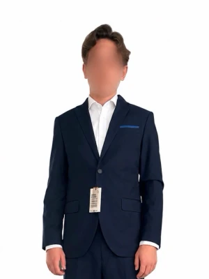 Marinblå kavaj med byxor  - En stilren marinblå kavaj med två knappar framtill, smal krage och en bröstficka med blå detalj. Kavajen har två fickor med lock och helfodrad insida. Perfekt för dig som gillar en clean och modern stil. Man får även med kostym byxor. Har endast använt den vid ett tillfälle, så rätt så ny är den. Hör av dig vid funderingar!