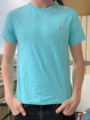 Ralph Lauren T-shirt - Turkos T-shirt från Ralph Lauren i mycket bra skick Storlek M nypris~1000kr