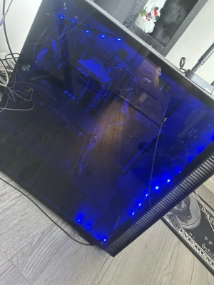 Stationär gamingdator med blå LED - Säljer en stationär dator med svart chassi och sidopanel i glas. Utrustad med blå LED-belysning och flera USB-portar samt nätverksanslutning. Perfekt för gaming eller tyngre program. Snygg design med genomskinlig sida som visar komponenterna. Du får skärmen gratis