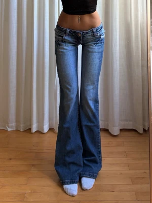 Lågmidjade jeans  - midja: 37 innerbenslängd: 84 jag är ca 165cm! 
