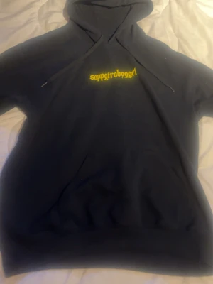 Svart  Soppgirobygget hoodie - En svart hoddie från soppogirobugget. Har vuxit ur den så säljer den priset går att pruta ner. Den är inte i dåligt skick. Skickar paketet samma dag eller dagen efter 