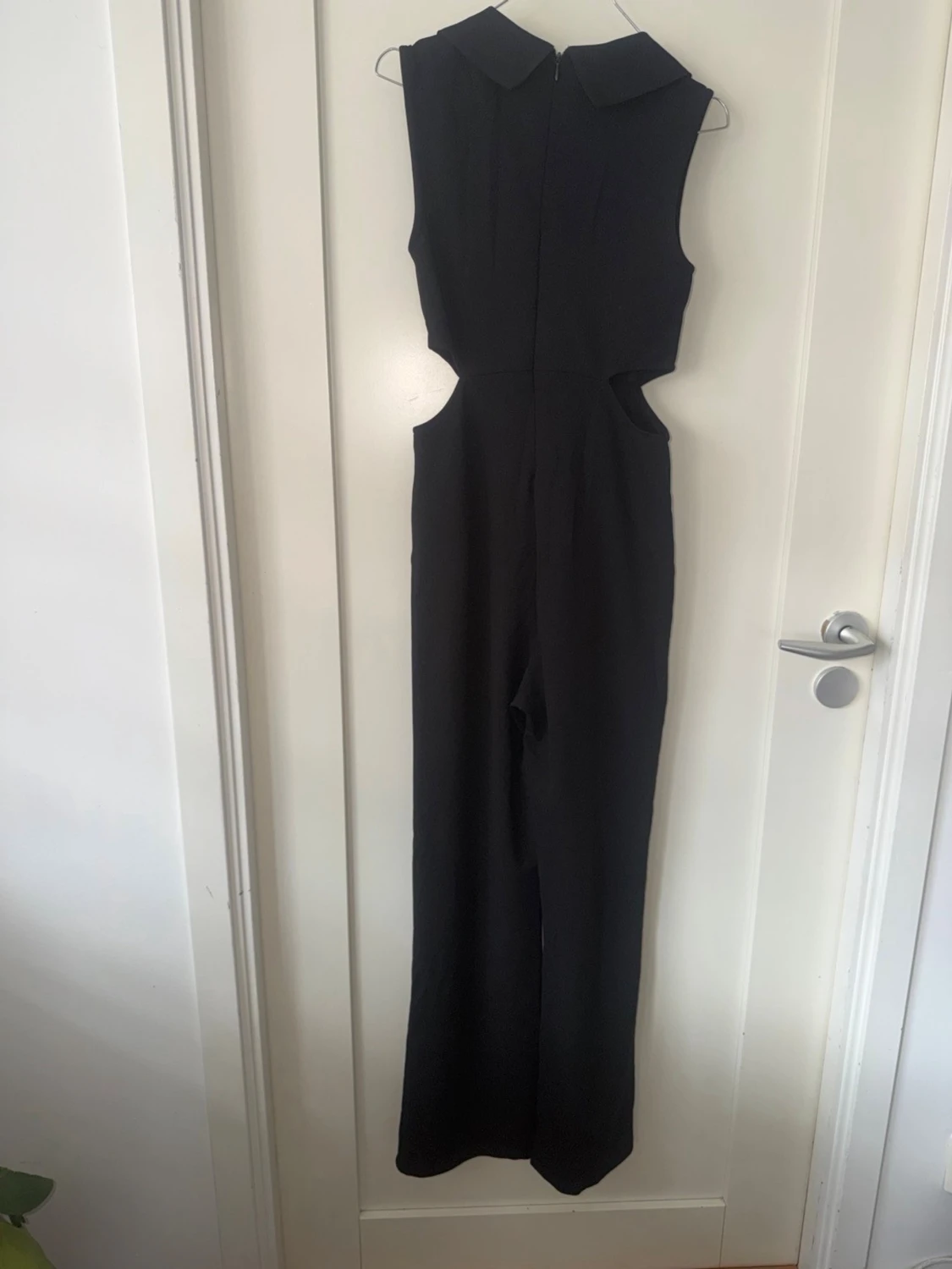 Svart ärmlös jumpsuit med cut-outs - 1