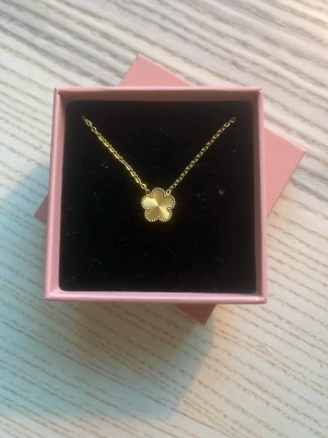 Guld halsbanf - Säljer ett guld halsband köpt från Gina ( så ej riktigt guld🥲) Inte defekter. Jättegulligt😇.