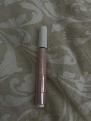 Tarte Maracuja Juicy Lip Hibiscus - Tarte Maracuja Juicy Lip i färgen Hibiscus. Läppstiftet har en mjuk, krämig formula och kommer i en stilren rosa tub med vit kork. 