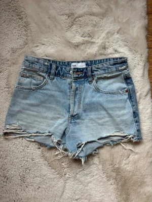 Jeansshorts  - Jättefina jeansshorts från Zara😊