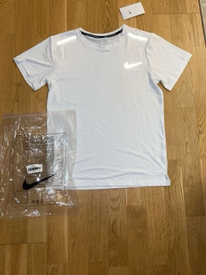 Nike t-shirt i vitt och svart - Två snygga sport-t-shirts från Nike, en i vitt,en i svart och turkosblå.‼️ Pris kan diskuteras  vid snabb affär‼️.  OBS! Priser gäller för en. 