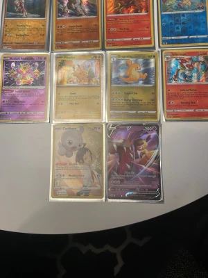 Pokémonkort samling holografiska - Samling med Pokémonkort i olika färger och motiv, flera holografiska och specialkort. Perfekt för dig som gillar samlarkort och spel. Korten har motiv från populära Pokémon och är tillverkade i laminerad papp. Säljes som ett paket.