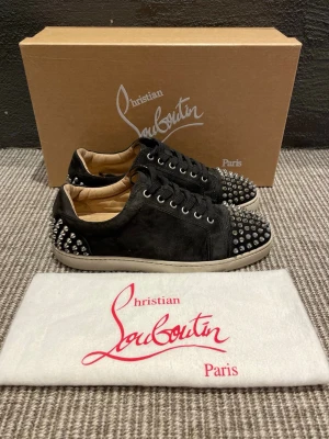Christian Louboutin skor - Hej, säljer nu dessa svin snygga Christian Louboutin skor. Skorna är i bra skick!  Begränsat antal boxar och dustbag. Hör av dig vid frågor.