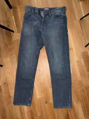 Blå raka jeans med klassisk passform - Säljer ett par blå jeans som är använda 1-2 gånger. Som nya. Jack & Jones storlek 31-32 