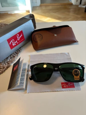 Svart-gröna Ray-Ban solglasögon Wayfarer - Säljer ett par klassiska svarta Ray-Ban Wayfarer solglasögon med gröna glas. Helt oanvända allt på bilden följer.