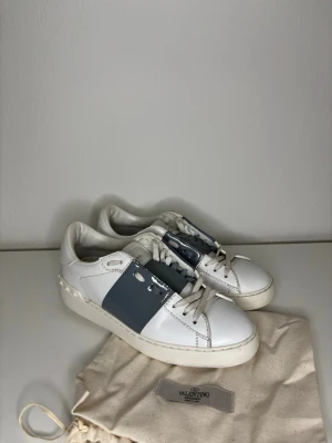 Valentino open - Valentino open ✨ Strl 35,5 Cond enligt bilderna Dustbags medföljer  Hör av er vid frågor Skickas inom 24h