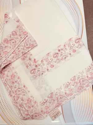 Vit halsduk med rosa blommönster - Säljer en elegant vit halsduk från TFS med romantiskt rosa blommönster och paisley-detaljer längs kanterna. Halsduken har en mjuk och tunn känsla, perfekt för att lyfta din outfit med en feminin touch. Materialet känns lent och följsamt.