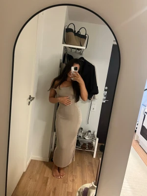 Beige långklänning  - Säljer klänning från ASOS, helt oanvänd och lappar som tillkom är kvar. Nypris: 709kr. Sitter väldigt smickrande och passar till många tillfällen. 