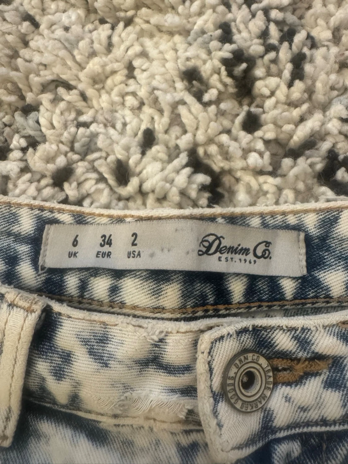 Ljusa jeansshorts med slitningar - 2