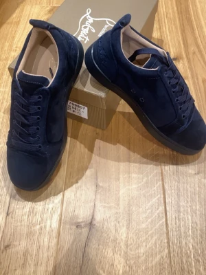 Mörkblå mockasneakers - Snygga mörkblå sneakers i mocka med matchande mörkblå skosnören och diskret design. Låg modell med rund tå och mjuk innersula för extra komfort. Perfekta för dig som gillar stilrena och klassiska sneakers.