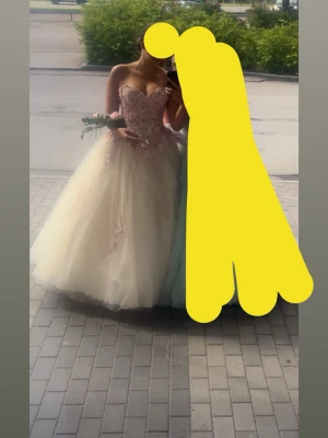 Champagnefärgad balklänning - Balklänning i ljusrosa med hjärtformad urringning och vackra spetsapplikationer. Kjolen är i flera lager tyll som ger en prinsesskänsla. Perfekt för bal, Axelbandslös design för elegant look. Underkjol ingår såklart, det är bara att höra av sig ifall man är intresserad!🌼