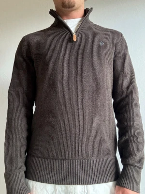 Half zip Morris  - Välkommen till byTorén Detta är en half zip från Morris i storlek XS som har normal passform. Tröjan är i mycket fint vintage skick. Hör av dig vid några frågor!