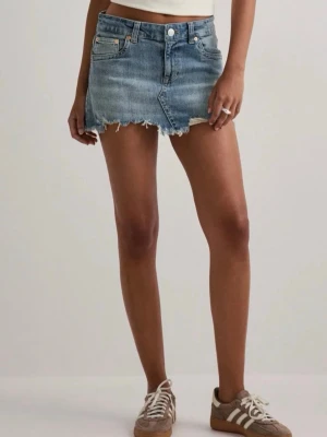 Blå jeanskjol  - Säljer en liknade från Nelly men säljs inte längre kom privat för egna bilder 🥰