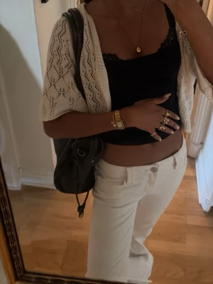 Vita low waist bootcut jeans  - Säljer dessa fina low waist bootcut jeans från Gina!! Säljer pga att jag vill köpa baggy istället 🙈 använda en gång! Original priset är 500 💗