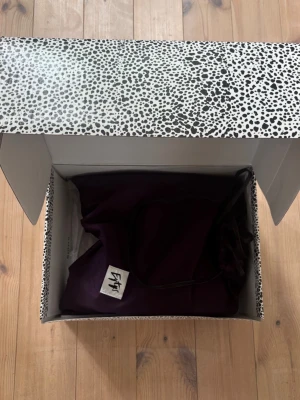 Vita sneakers från Eytys - Säljer ett par vita Eytys i storlek 43. Inga konstigheter, du får varmt höra av dig vid frågor! 