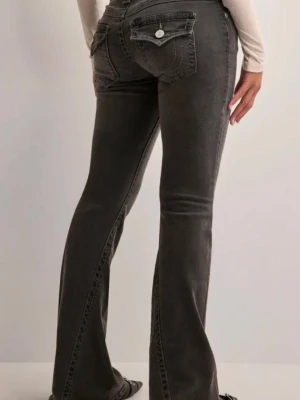 Gråa True Religion jeans - säljer mina true religion jeans!🩷änvanda men i gott skick!! har själv sytt upp dem där nere så passar mig perfekt som är runt 162-165💗 nypris 1300:-   modell joey! storlek 24  är bortrest just nu men postar direkt när jag är hemma om 2 veckor!! 💗 skriv om ni har fler frågor 😚 lägg gärna bud🩷