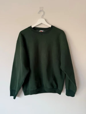 Crewneck från Fruit of the Loom - Mörkgrön tjock tröja med cropped passform. Köpt på beyond retro. 