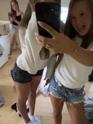Svarta jeansshorts från Zara - Snygga svarta jeansshorts från Zara med slitna detaljer och fransig kant. Klassisk femficksmodell med knapp och dragkedja framtill. Perfekta för en cool och avslappnad stil under varma dagar. Skriv gärna vid funderingar. Pris kan alltid diskuteras💓💓