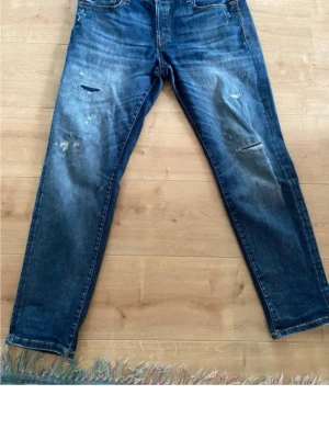 Jack Jones - Säljer ett par vintage jeans från Jack and Jones. Modellen comfort Mike. Storlek 33/32, skön passform med snygga slitningar. Hör av dig vid intresse. 