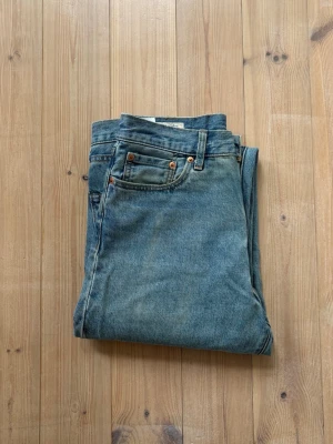 Levi 568 Lot Stay Loose  - Säljer ett par Levi Strauss & CO i passform 568, storlek W30/ 32. Inga konstigheter, hör gärna av dig vid frågor. 