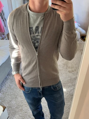 John Henric 100%Merino ull  - John Henric | skick 9/10 | Storlek M | Pris - 599kr | Modellen är ca 180cm lång | Hör av dig vid minsta fråga eller fundering!!