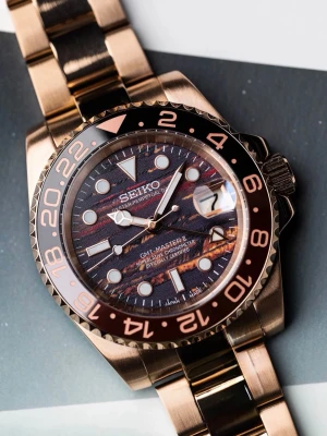 Seiko GMT- Master II Mod Rose Gold ‘Tiger Iron’ 40 - -Movement: NH34A Seiko GMT -Case Size: 40mm -Water Resistance: 100m -Crystal: Sapphire Glass -Lume: Super Lume -Bracelet: Full link Jubilee & Oyster bracelet available (904L Stainless Steel) -Lifespan: 25+ years